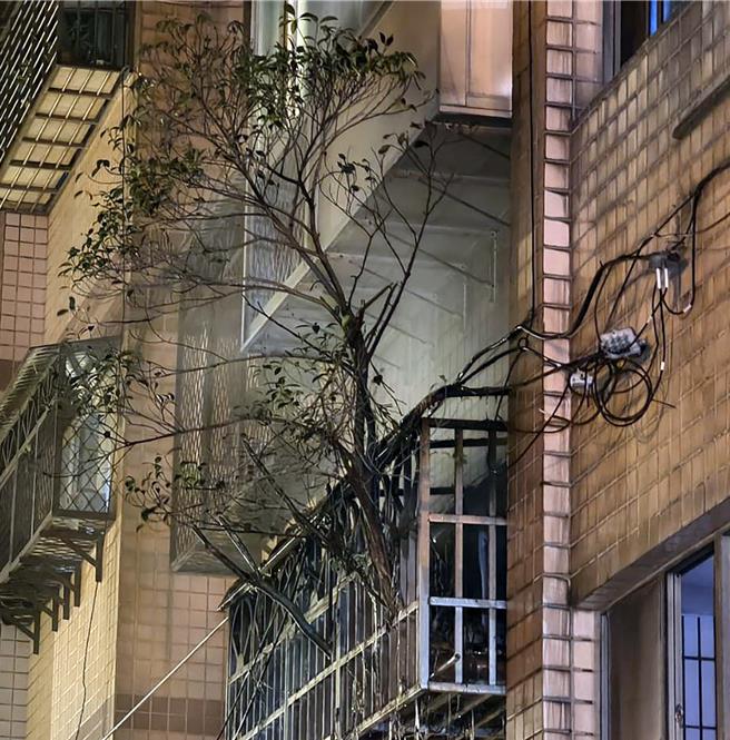 新北市土城区延和路一处公寓凌晨传出火警 。（赵双杰摄）