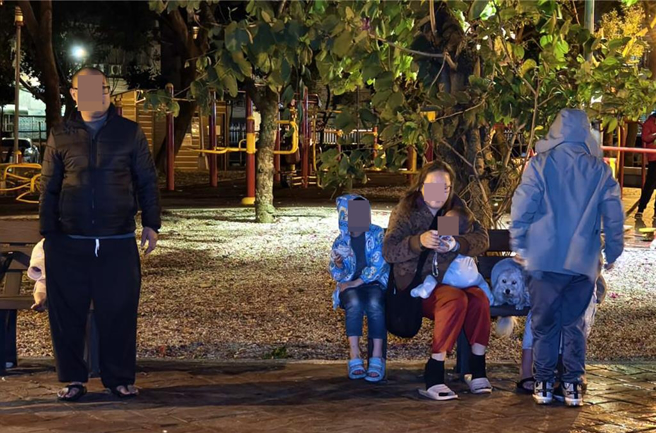 疏散的民眾在寒风中等待救灾结束。（赵双杰摄）