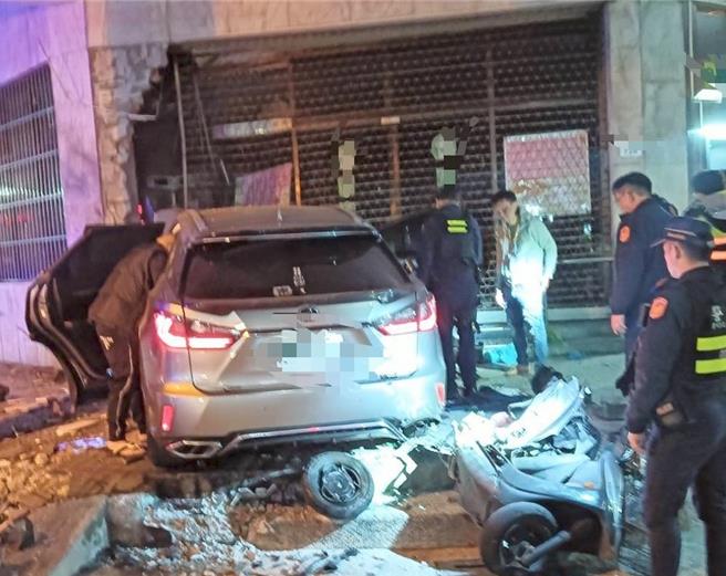 一辆轿车于10日凌晨撞上高雄地区农会新庄办事处大门口，驾驶与乘客仅受到轻伤，警方获报到场处理。（翻摄照片／林瑞益高雄传真）