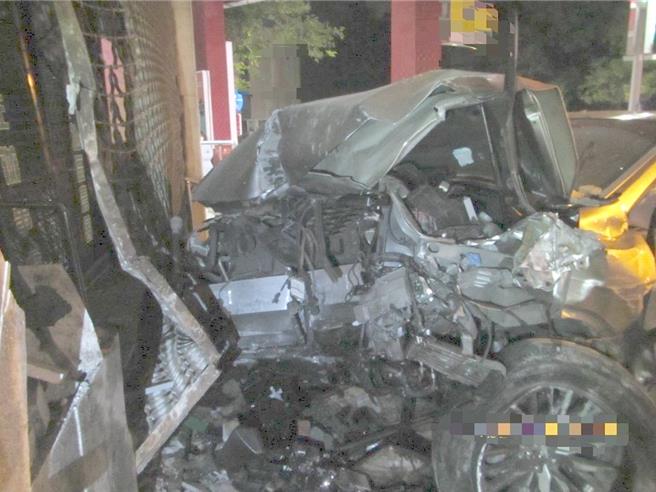 一辆轿车于10日凌晨撞上高雄地区农会新庄办事处大门口，车辆严重毁损。（翻摄照片／林瑞益高雄传真）