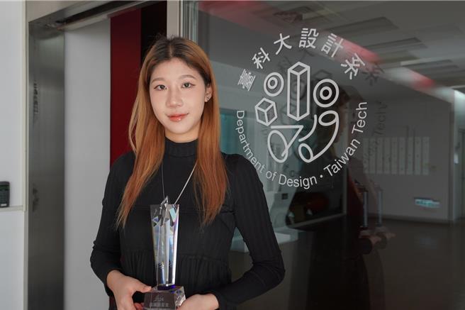 台科大设计系硕一学生黄湘庭设计电子地垫，解决传统地垫难以回收造成污染问题，荣获康寧创星家首奖。（台科大提供／林缙明台北传真）