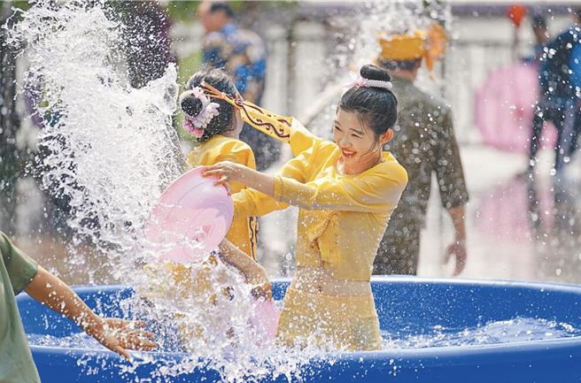 大陆免签范围再扩大，东协国家旅游团今起可免签入境云南西双版纳。图为西双版纳泼水节。（中新社）