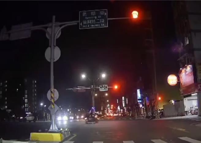 員警處理交通事故遭機車騎士高速衝撞小腿骨折。(取自臉書八卦村／呂筱蟬桃園傳真)