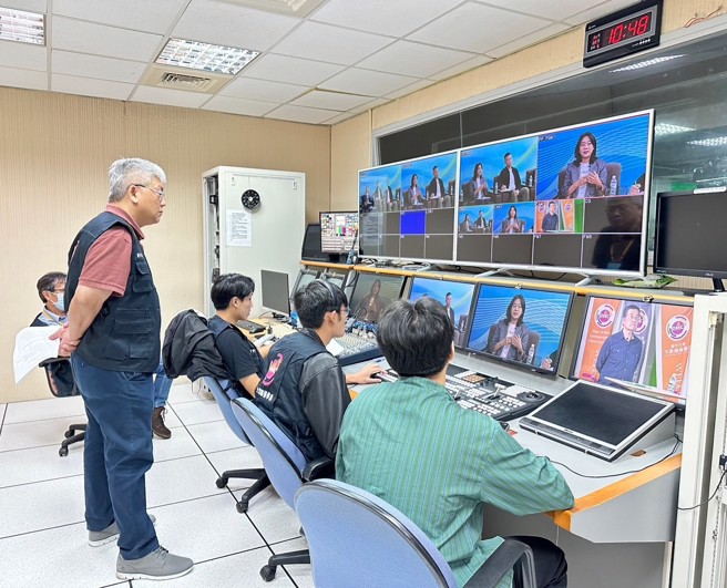 大傳系學子操刀，全程以錄製電視節目的方式進行拍攝，藉此提升實戰經驗。(照片/義守大學提供)