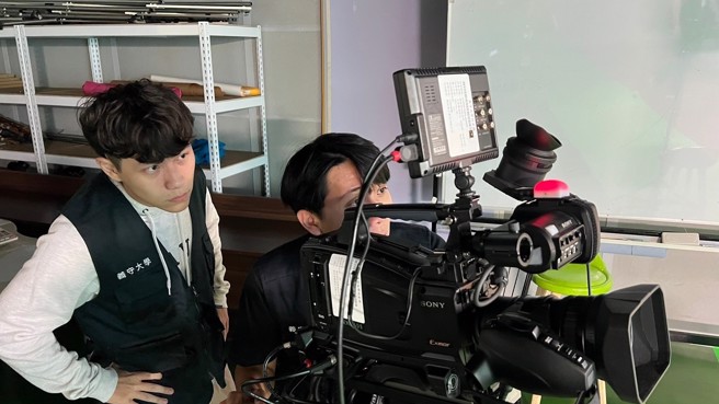 大傳系透過課程與活動結合，實際參與節目製作，培養學生具備專業能力與媒體識讀素養。(照片/義守大學提供) 