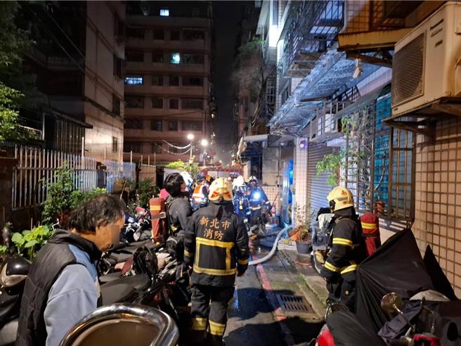 新北市土城区延和路段今（10）日凌晨传出火警，消防人员紧急出动疏散20余人，至于起火原因则有待消防人员厘清。（新北市消防局提供）