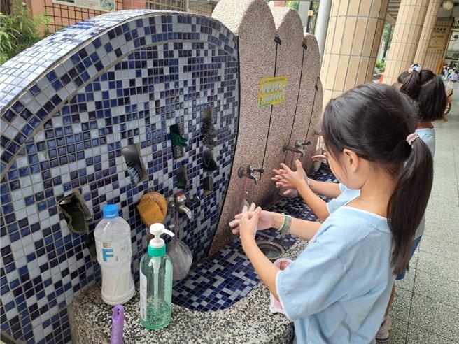 开学日即将来临，桃园市教育局指导各校清消作业，卫生局也呼吁师生需确实做好防疫措施。（桃园市政府提供）