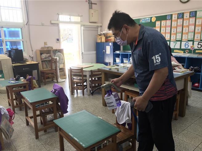 开学日即将来临，桃园市教育局指导各校清消作业，卫生局也呼吁师生需确实做好防疫措施。（桃园市政府提供）