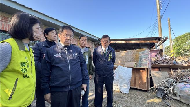 市長黃偉哲（左二）今天偕副市長葉澤山至南區水資源分署視察宿舍修繕狀況。（張毓翎攝）