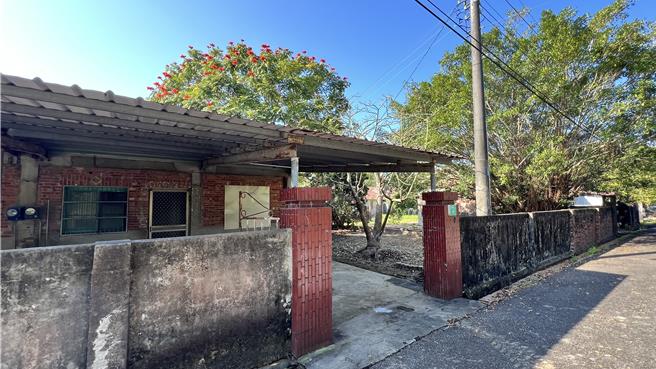 眷屬宿舍於1969年興建完成，共40戶磚造一樓平房，其中34戶經修繕可供災民暫時入住。（張毓翎攝）