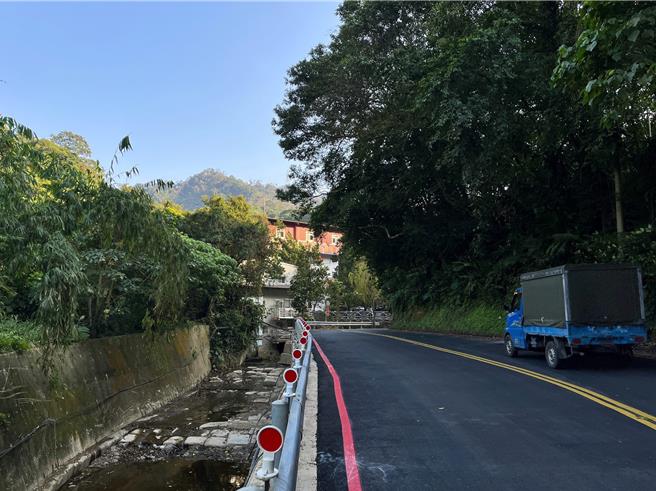 施工後邊坡穩定，並拓寬堤頂道路為雙向道增加行車安全。（水利局提供）