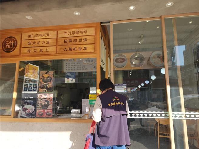 食安处于甜品店查核汤圆配料。（食安处提供／冯惠宜台中传真）