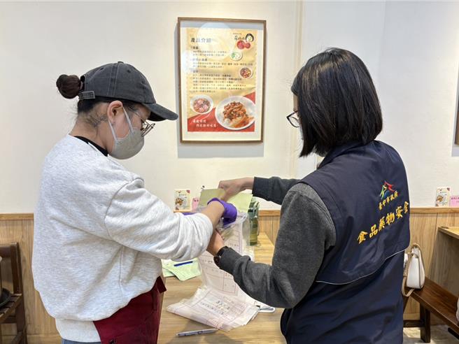 食安处于卖场抽验包馅汤圆检验防腐剂。（食安处提供／冯惠宜台中传真）