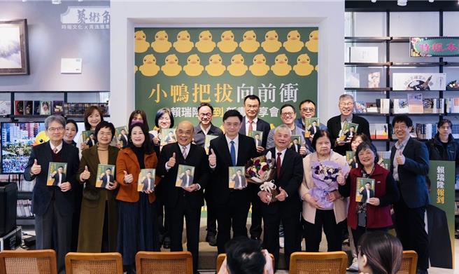 民進黨立法委員賴瑞隆今（10）日於「時報本舖」舉行《小鴨把拔向前衝：賴瑞隆報到》新書發布記者會。（賴瑞隆提供／楊亞璇台北傳真）