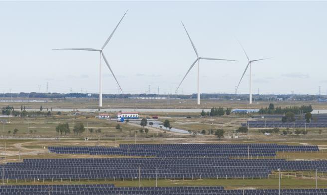 大陆最新电改文件出炉，包含太阳能与风电等新能源的电量电价将全面参与到市场竞争中。（新华社）