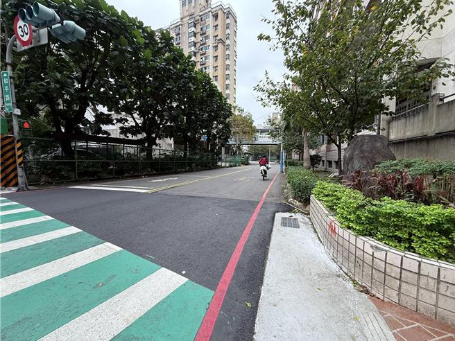 民團發現新北市重慶國小人行道中斷、車道過寬。（民團提供／楊亞璇台北傳真）