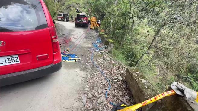 铜门部落往龙涧发电厂产业道路下的边坡发现失联者尸体。（民眾提供／罗亦晽花莲传真）