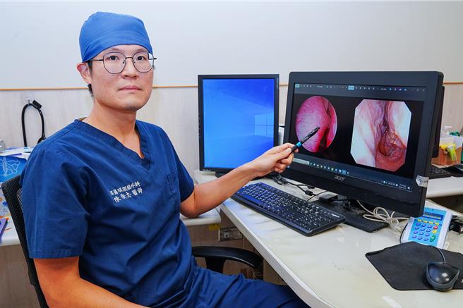 中医大新竹附设医院耳鼻喉科医师陈俊志指重度睡眠呼吸中止的患者，以最新的微创鼻部手术，可明显改善睡眠呼吸中止的症状。（罗浚滨摄）