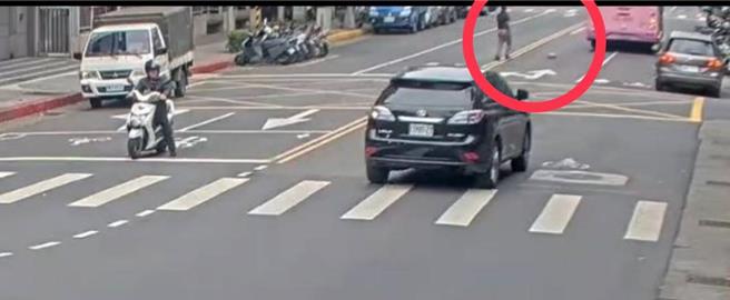 货车司机拾获他人遗失的包裹，警方迅速联繫拾得人协助返回失主的物品。（警方提供）