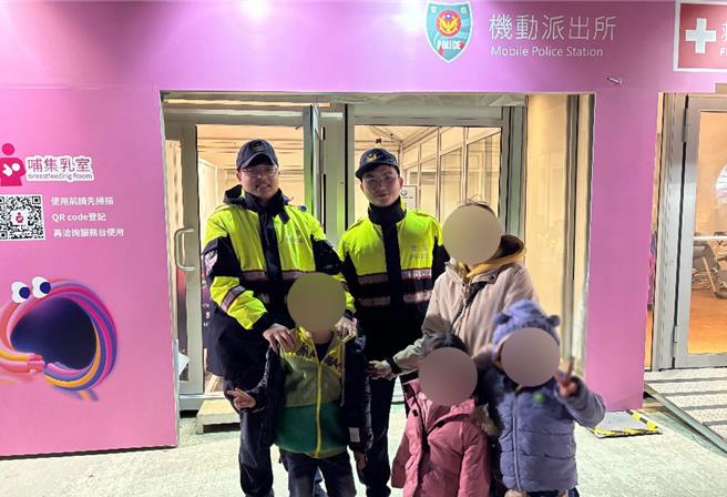 8岁李姓男童在多元市集与家人因为人潮拥挤而走散，非常慌张，机警向刚好步巡经过的龟山分局员警求助，顺利和家人团聚。(翻摄照片／蔡依珍桃园传真)