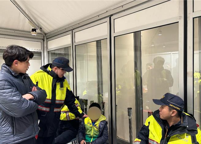 8岁李姓男童在多元市集与家人因为人潮拥挤而走散，非常慌张，机警向刚好步巡经过的龟山分局员警求助，顺利和家人团聚。(翻摄照片／蔡依珍桃园传真)