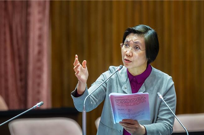 新竹县绿营及公民团体展开罢免蓝营立委徐欣莹的行动，连署书已达第一阶段门槛，徐欣莹反击指罢免理由全是欺骗民眾。（徐欣莹团队提供／罗浚滨新竹传真）