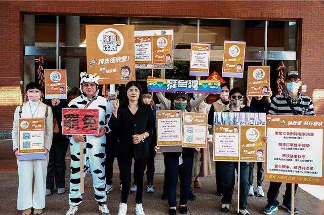新竹县罢免徐欣莹的团体10日在县议会前，指罢免徐欣莹第一阶段有3124份连署书，将送交中选会。（罗浚滨摄）