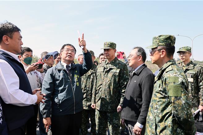 国防部陆军司令部委托台南市政府代办的「炮校迁建与开发案」中，斥资96亿元打造的陆军炮兵训练指挥部关庙校区已于今年1月24日完工，台南市长黄伟哲10日前往视察。（市府提供／洪荣志台南传真）