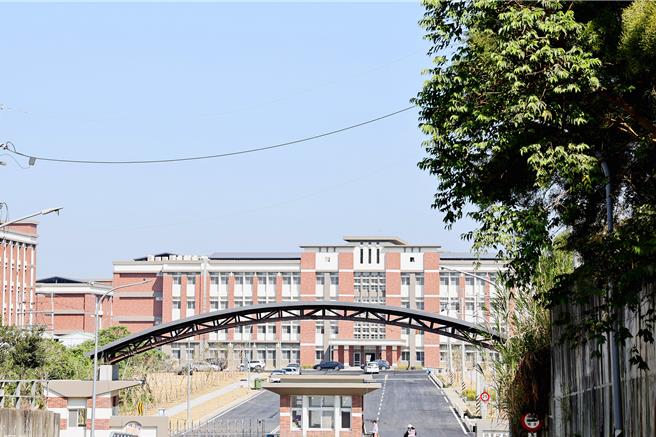 国防部陆军司令部委托台南市政府代办的「炮校迁建与开发案」中，斥资96亿元打造的陆军炮兵训练指挥部关庙校区已于今年1月24日完工。（市府提供／洪荣志台南传真）