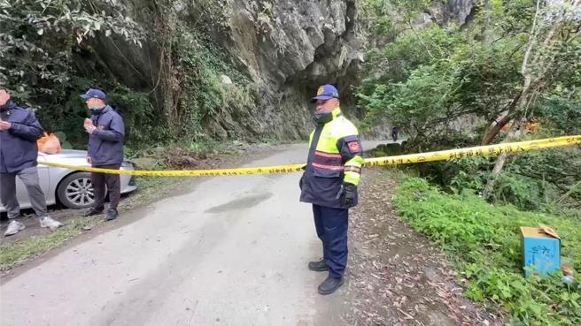 警方今早在铜门部落往龙涧发电厂产业道路下的边坡发现失联者尸体。（民眾提供／罗亦晽花莲传真）