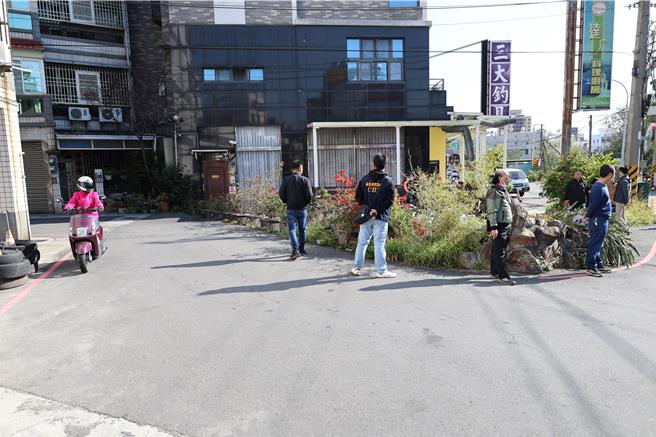 苗栗县头份市建国路及文化街32巷口，因兴建民宅大楼后所留私人土地，正好位处路口，由于长年来未能徵收改为道路，造成当地居民出入均受阻畸零空地。（谢明俊摄）