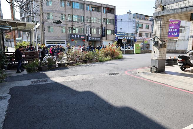 苗栗县头份市建国路及文化街32巷口，因兴建民宅大楼后所留私人土地，正好位处路口，由于长年来未能徵收改为道路，造成当地居民出入均受阻畸零空地。（谢明俊摄）