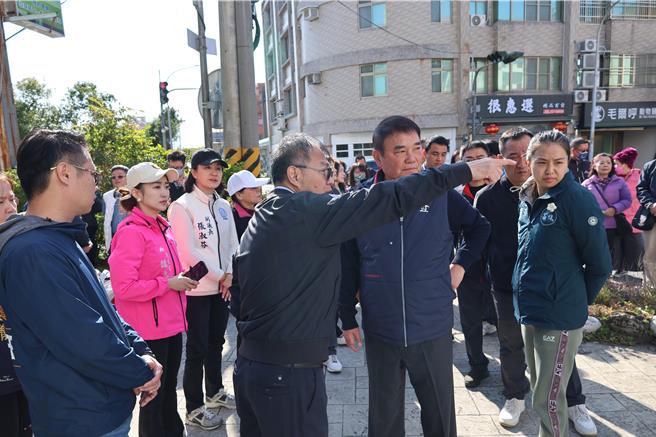 苗栗县长锺东锦10日上午偕同苗栗县议会副议长张淑芬、头份市长罗雪珠等赴现场会勘。（谢明俊摄）