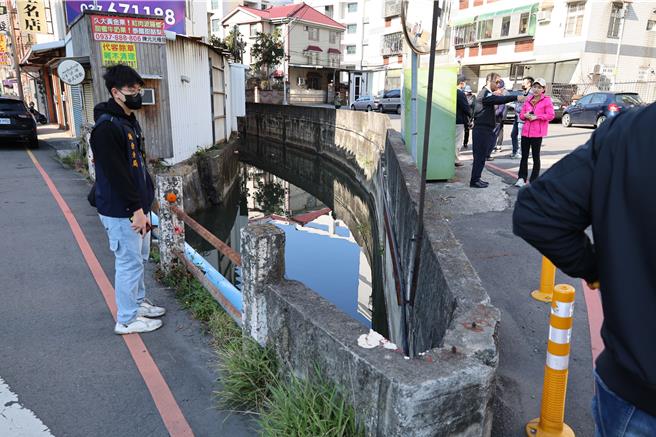 苗栗县头份市建国路及文化街32巷口，因兴建民宅大楼后所留私人土地，正好位处路口，路口角度过于狭小将一併改善。（谢明俊摄）