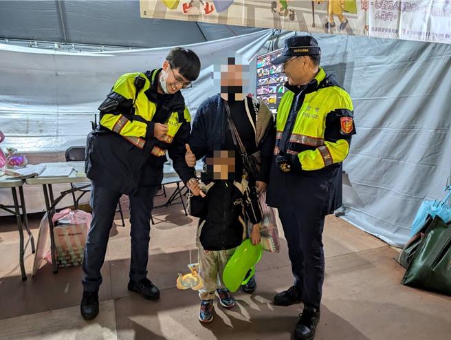 员警找回走失孩童。（三重警分局提供）