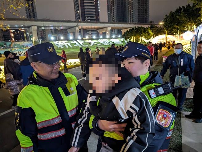 员警找回走失孩童。（三重警分局提供）