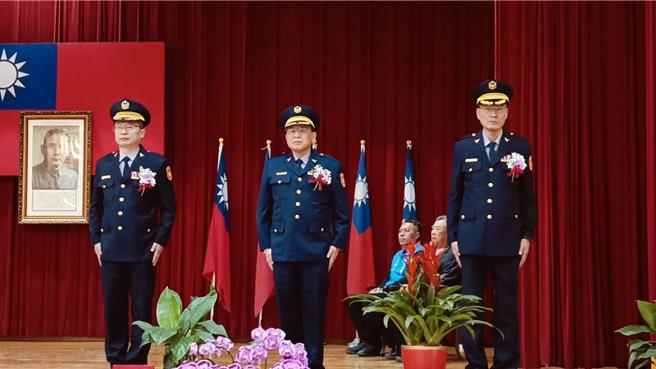 彰化县警局今（10）日举行新任分局长布达，左起为新任彰化分局长林英煌、鹿港分局长黄世德、北斗分局长杨志源。（叶静美摄）