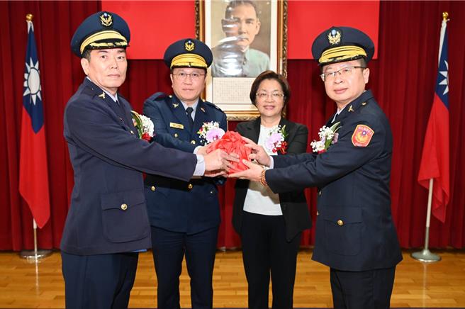 彰化、鹿港及北斗分局卸、新任分局长联合交接典礼今（10）日在彰化县警局举行。（叶静美摄）