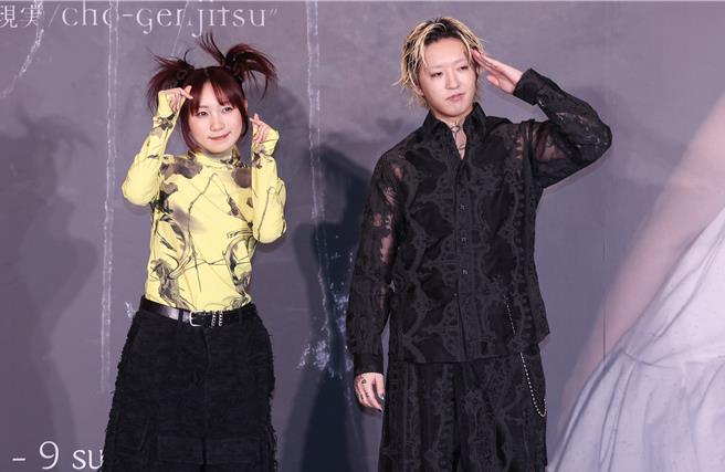 ikura（左）、Ayase今出席庆功记者会，用中文打招呼说：「新年快乐。」（陈俊吉摄）