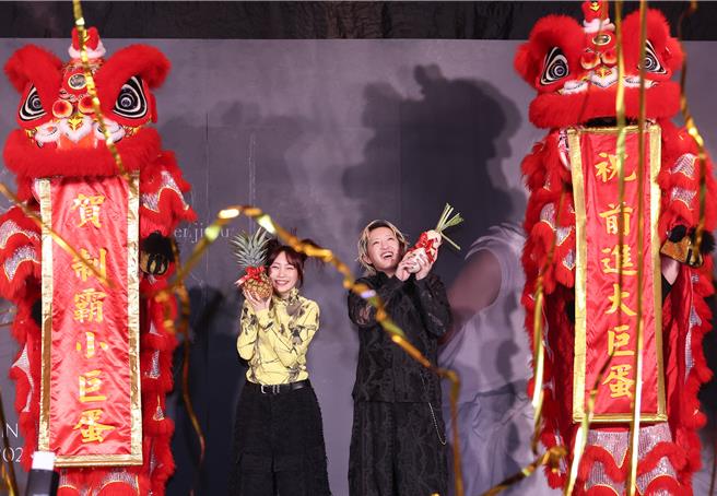 ikura（左）跟Ayase第一次看到舞龙舞狮的表演。（陈俊吉摄）