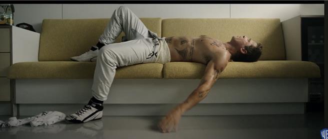 预告中61岁的布莱德彼特身材还是很精壮。（截自华纳兄弟ＹＴ）