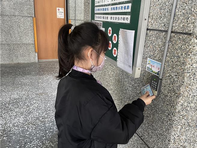 基隆市政府去年底更新了全市校园校务行政系统，未来学生家长可以透过手机APP掌握学生到离校时间，以及午餐的菜单等功能。（基隆市政府提供／张志康基隆传真）