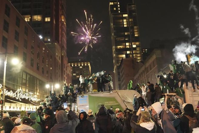 老鹰球迷在费城街道庆祝夺冠。（美联社/The Philadelphia Inquirer）