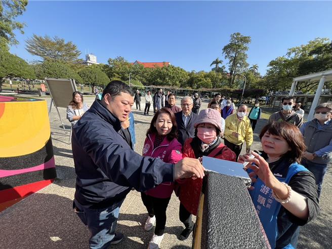 中興新村兒童公園啟用，綠營立委羅美玲稱總預算遭刪除恐影響中興新村後續工程執行，藍營立委游顥解釋，國發會預算與去年相仿，政府總預算創新高，籲中央不應因此停擺地方建設。（楊靜茹攝）