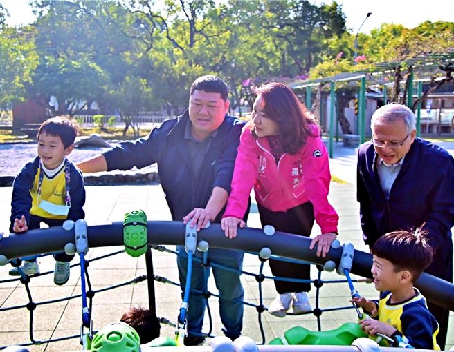 立委游顥（左2起）、羅美玲10日在國發會主任吳文貴陪同下會勘中興新村共融式公園遊憩設施。（楊靜茹攝）