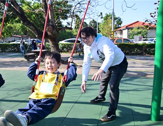 民眾黨籍議員簡千翔很開心中興新村兒童公園歷經修繕啟用，讓孩子能開心、安心遊玩。（楊靜茹攝）