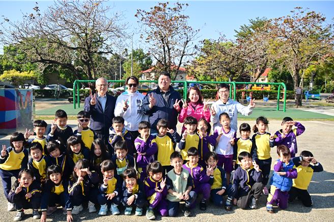 立委游顥舉行「中興新村共融式公園」會勘暨啟用說明會，立委羅美玲及南投縣議員林儒暘、簡千翔等人出席。（楊靜茹攝）