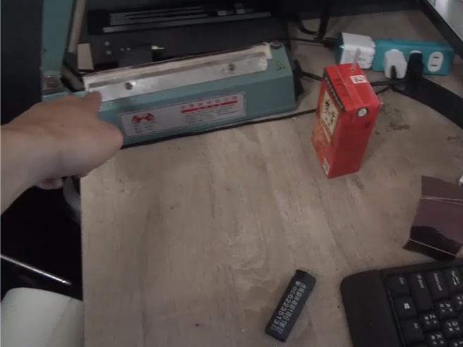 台中市刑大侦破以29岁黄姓男子为首的5人洗钱集团，发现黄男不仅涉洗钱，还涉毒品分装、贩售，现场查扣市值约15万元毒咖啡包、K他命等毒与分装工具。（民眾提供／潘虹恩台中传真）