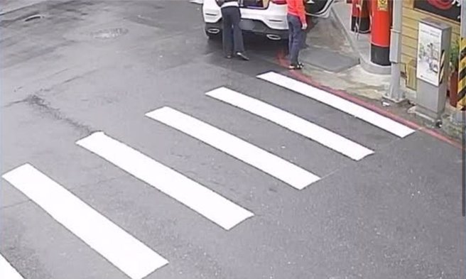 宜兰近期有民眾在脸书社团PO网，指不少人在别人家门口乱丢家庭大包垃圾。（民眾提供／吴佩蓉宜兰传真）