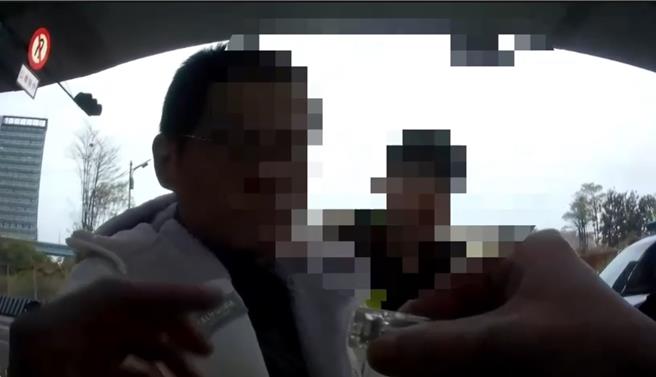 陳男逃逸4公里後仍遭警方攔下。（警方提供）